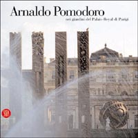 Arnaldo Pomodoro nei giardini del Palais-Royal di Parigi