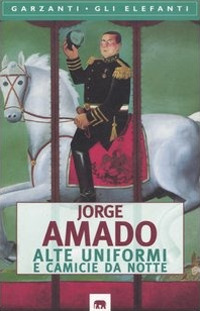 Alte uniformi e camicie da notte