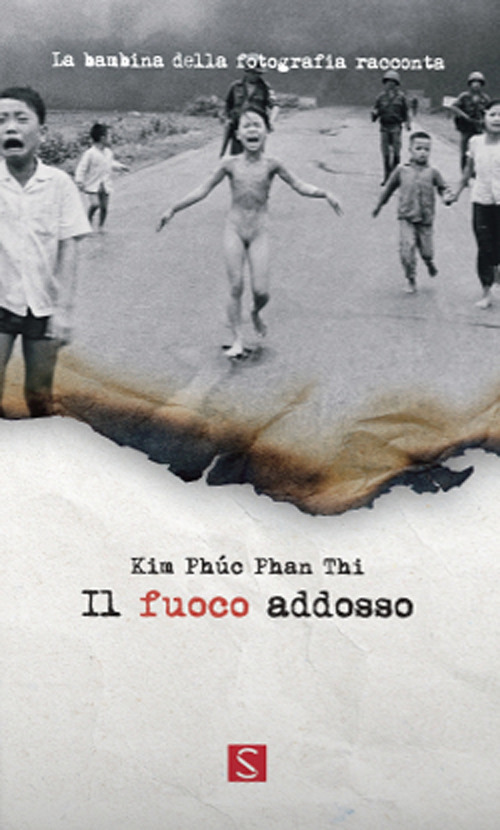 Il fuoco addosso. La bambina della fotografia racconta. Ediz. italiana, inglese e francese