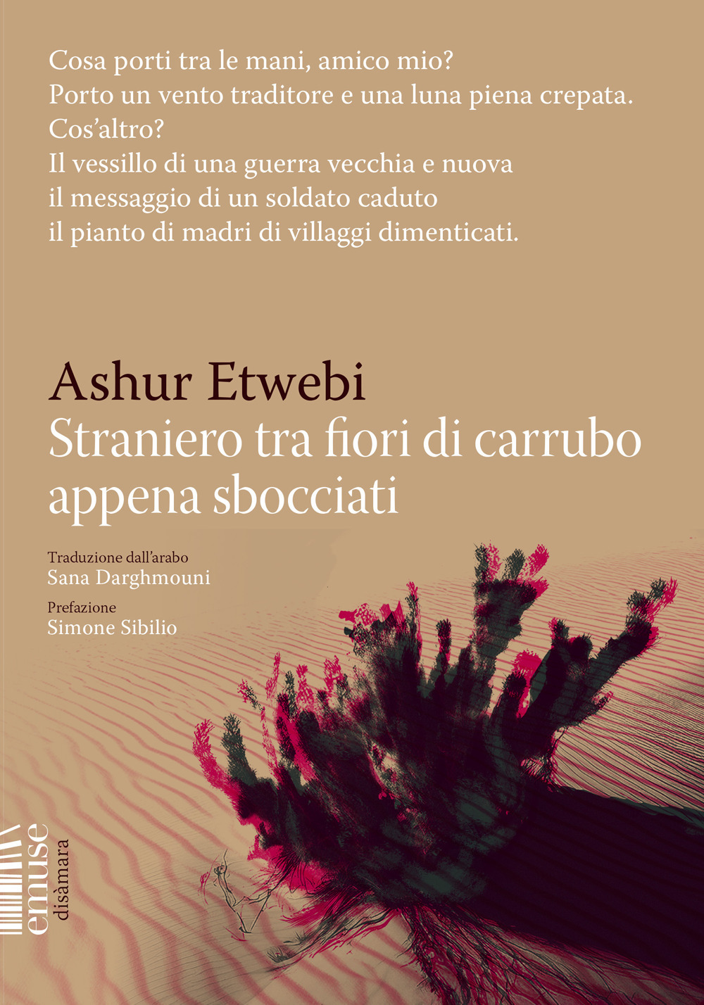 Straniero tra fiori di carrubo appena sbocciati