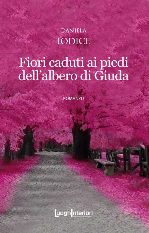 Fiori caduti ai piedi dell'albero di Giuda