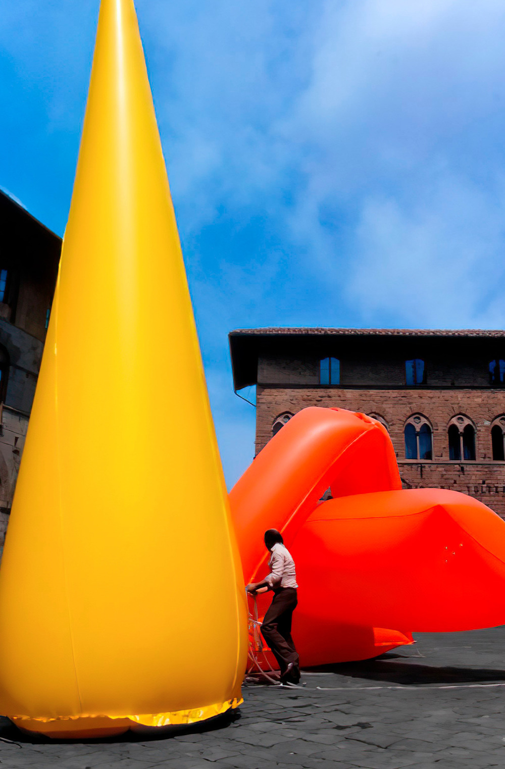 Franco Mazzucchelli. Il pioniere degli «abbandoni» nell'arte contemporanea italiana: un viaggio monumentale tra scultura gonfiabile, partecipazione e spazio urbano. Ediz. illustrata