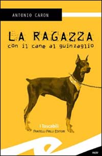 La ragazza con il cane al guinzaglio