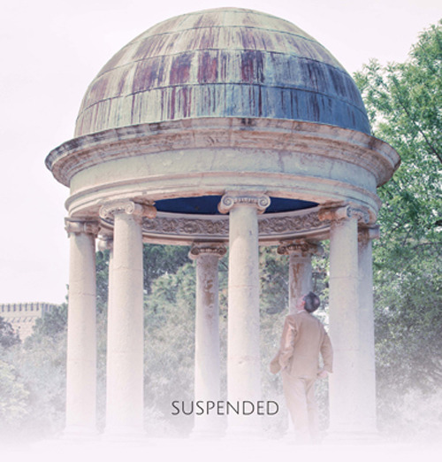 Suspended. Ediz. italiana e inglese