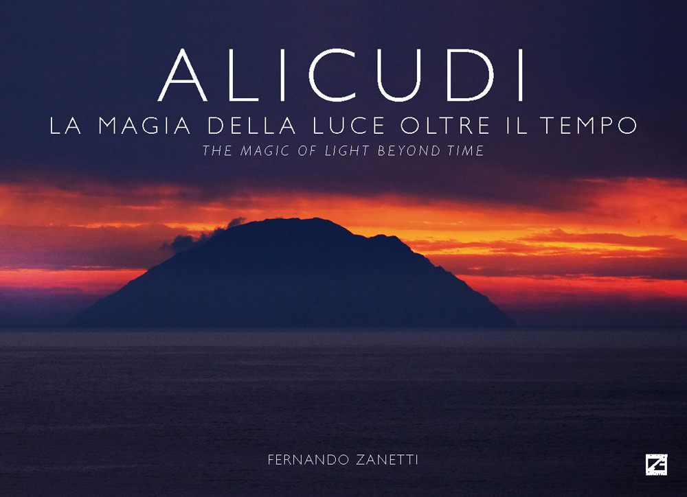 Alicudi. La magia della luce oltre il tempo-The magic of light beyond time. Ediz. illustrata