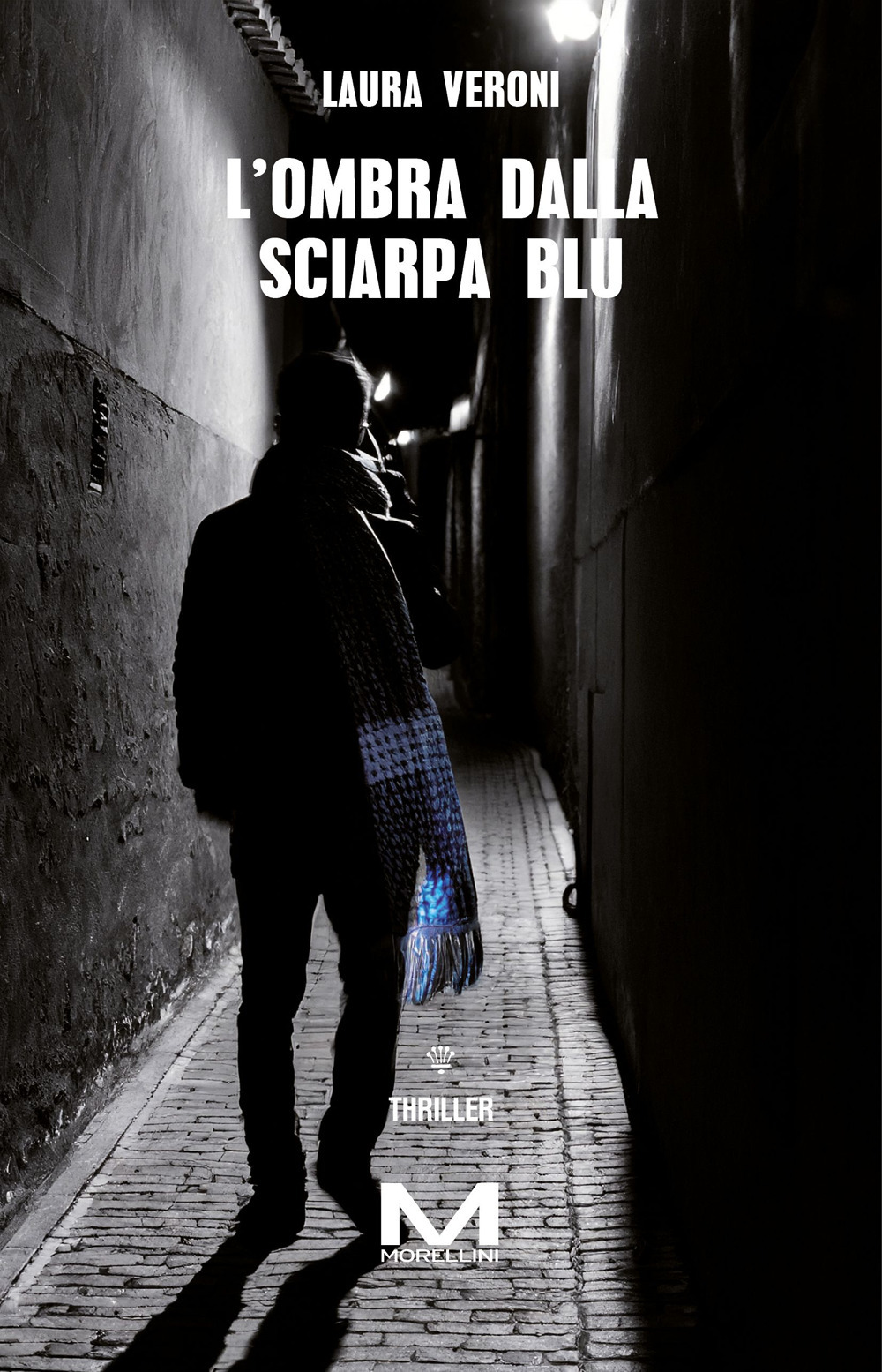 L'ombra dalla sciarpa blu