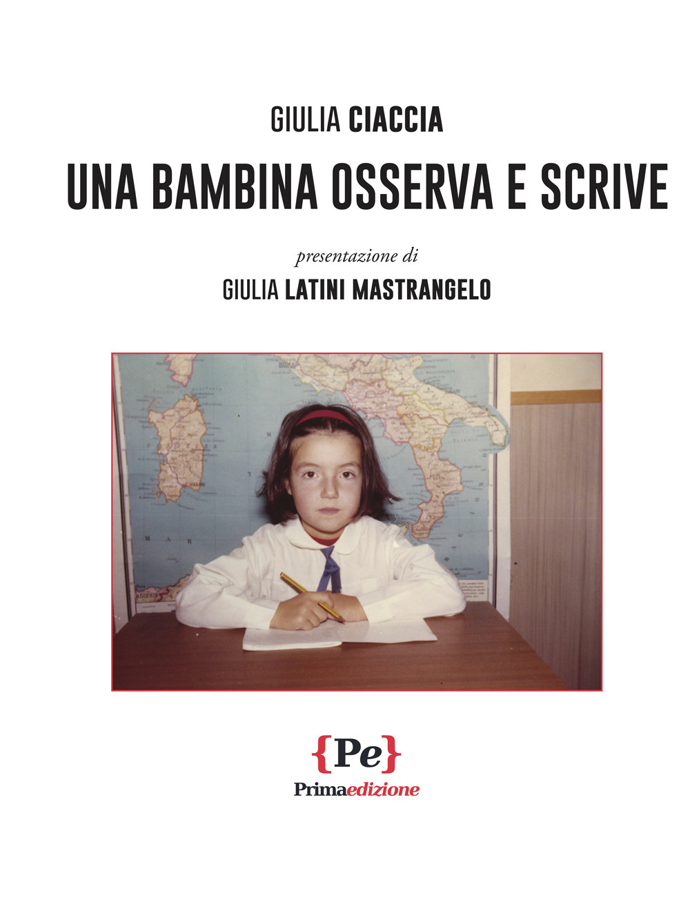 Una bambina osserva e scrive