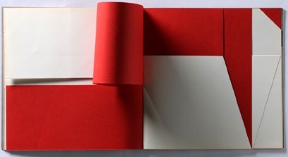 Libro illeggibile bianco e rosso